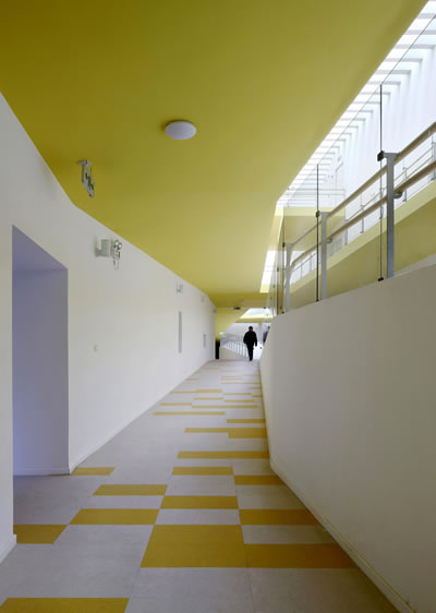 <p><strong>8. </strong>Aydınlık renklerin bölümsel kullanımı, "Jiading  New Town Kindergarten"<br />Kaynak: ad009cdnb.archdaily.net/wp-content/uploads/2012/01/1327671001-05.jpg [Erişim: 05.09.2014]