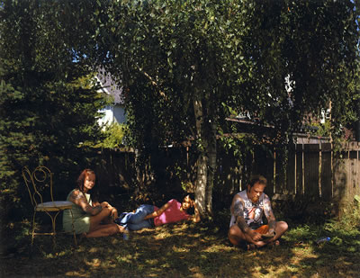 8. Jeff Wall, Tattoos and Shadows / Dövmeler ve Gölgeler, 2000, büyük boyutlu slayt, 195.5 x 255 cm. (Kunsthaus Zürich)