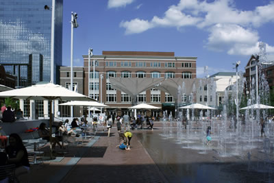 <p><strong>8. </strong>Sundance Square Plaza, Fort Worth, Texas.  Michael Vergason Landscape Architects taranfından tasarlandı, 2013 de açılışı  yapıldı. <br />   Fotoğraf: Taner R. Özdil </p>