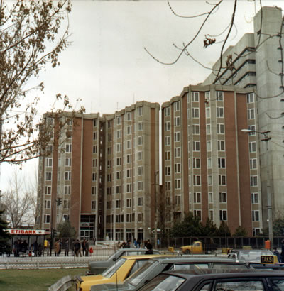 <p><strong>8. </strong>1966  tarihli Tandoğan  Öğrenci Yurdu projesi, Ankara.<br />   Kaynak: Şevki Vanlı Mimarlık  Vakfı</p>