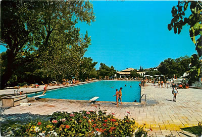 <p><strong>Resim 8</strong>. Havuzun 1970 lerde çekilmiş bir  fotoğrafının olduğu kartpostal<br />   Kaynak:  delcampe.net/fr/collections/cartes-postales/turquie/cpsm-foca-club-mediterranee-l2743-689949145.html   [Erişim: 15.12.2018]</p>