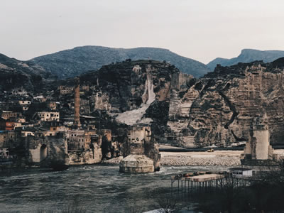 <p><strong>8.</strong> Hasankeyf Tarihî Köprüsü, Arkada Er-rızk Camisi ve Küçük Saray, 2018<br />   Kaynak: Berçem Kaya</p>