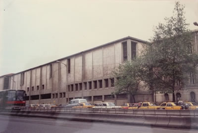 <p><strong>8.</strong> Harbiye Askerî  Müze, Cumhuriyet Caddesi cephesi loca kapatılmadan önce, 1990’lar Kaynak: SALT  Araştırma, yayınlanmamış Nezih Eldem arşivi</p>