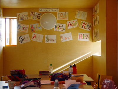 <p><strong>8. </strong>Loreto  Community School, yapıdan bir sınıf mekânı<strong></strong><br />   Fotoğraf: Ros Kavanagh</p>