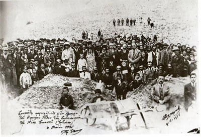 <p><strong>Resim 8.</strong> Nea Sinasosun kurulacağı arazide ilk toplanma, 4 Mayıs  1925. Arka planda köylerini inşa edecekleri arazi yer almaktadır. Fotoğrafın  köyün merkez kilisesi Saint Nicholasın inşa edileceği alanda çekildiği tahmin  edilmektedir.<br /> 	Kaynak:  Arşiv Araştırması </p>