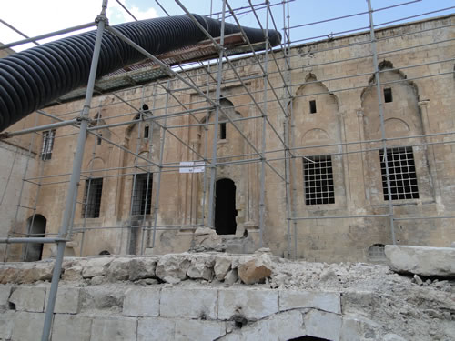 <p>Mardinde Cinenci Evi için  restorasyon-yeniden kullanım projesinin geliştirilmesi. Ev, Mardin Müzesine  eklenmiştir. Müze Kompleksinin kütüphanesi, ofisleri ve çocuk aktivite alanını  içermektedir (2010)</p>