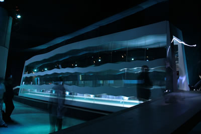 <p><strong>8a. </strong>The Level Tunnel,  Mexico City, Meksika, Atina, Yunanistan, Paris, 2008. <br />Kaynak: http://chalayan.com/the-level-tunnel/, [Erişim: 13.05.2008]