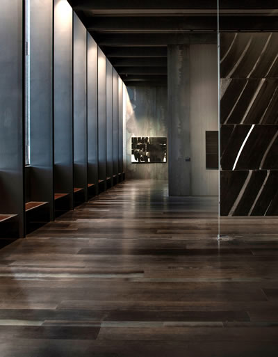 <p><strong>8b.</strong> Soulages Müzesi, 2014,  Rodez, Fransa - G. Trégouët ortaklığıyla<br />  Fotoğraf: Hisao Suzuki</p>