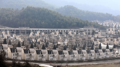 <p><strong>8b.</strong> 200 milyon dolar yatırımla  hayata geçirilen Mudurnu da bulunan Burj Al Babas projesi son zamanlarda  gündemde<br />   Fotoğraf: Adem  Altan/AFP/Getty Images</p>