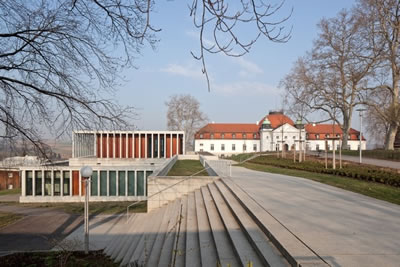 <p><strong>8b.</strong> Museum  of Modern Literature, Marbach am Neckar<br />Kaynak: https://www.archdaily.com/796411/museum-of-modern-literature-david-chipperfield-architects [Erişim: 20.02.2023]