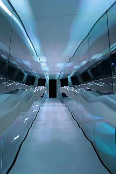 <p><strong>8b. </strong>The Level Tunnel,  Mexico City, Meksika, Atina, Yunanistan, Paris, 2008. <br />Kaynak: http://chalayan.com/the-level-tunnel/, [Erişim: 13.05.2008]