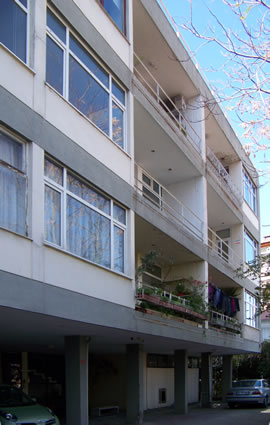 <p><strong>9. </strong>Ar Apartmanı, ön cephe<br />  (Fotoğraf:  A. Ötkünç, 2010)</p>