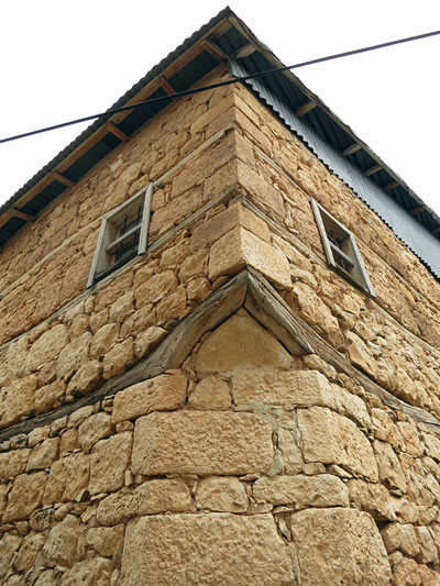 <p><strong>9.</strong> Köşe Ayrıntısı, Akçalı köyü<br />  Fotoğraf: Z. Akdemir</p>