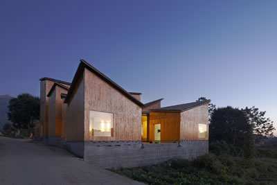 <p><strong>Museum  of Handcraft Paper, Gaoligong Mountain, Çin</strong><br /><strong>Mimar:</strong> Trace  Architecture Office, Pekin, Çin<br />(© AKAA / Shu He)</p>