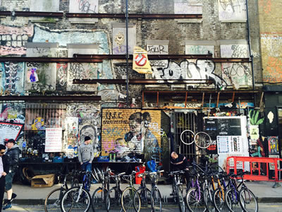 p><strong>9. </strong>Shoreditch-Brick  Lane kesişiminde Sclater Caddesinde graffiti yapılmış duvarlardan biri<br />    Fotoğraf: Eda  Kutluözen</p>