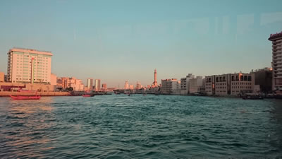 <p><strong>9.</strong>Dubai  Koyu genel görünümü, solda Deira, sağda Bur Dubai Bölgesi </p>