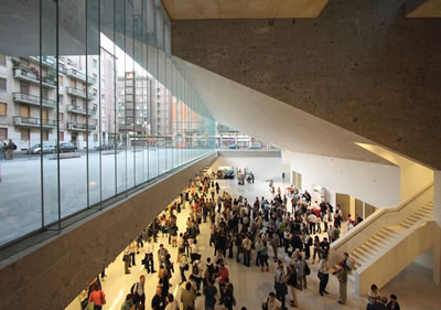 <p><strong>9.</strong> Università  Luigi Bocconi, “içeri ve dışarı” ilişkisi (1)<br />   Fotoğraf: Alexandre Soria</p>