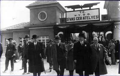 <p><strong>9. </strong>TÜDEMSAŞ Kampüsü Özgün Nizamiye Kapısı ve Cer  Atelyesi’nin açılışından bir kare, 1939 <br />   Kaynak: TÜDEMSAŞ  arşivi</p>