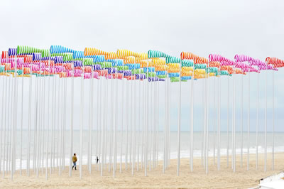 <p><strong>9.</strong> “Rüzgar  Gülleri”, Daniel Buren<br /> 	Kaynak: URL 6 </p>