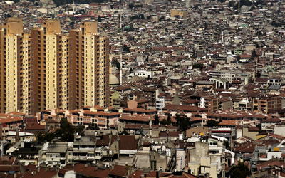 <p><strong>9b.</strong> 2011  yılında Mimarlar Odası Bursa Şubesi tarafından düzenlenen “TOKİ nin Bursa Kentine  Tokadı” konulu fotoğraf yarışmasında  2. (Gürsel Egemen Ergin)