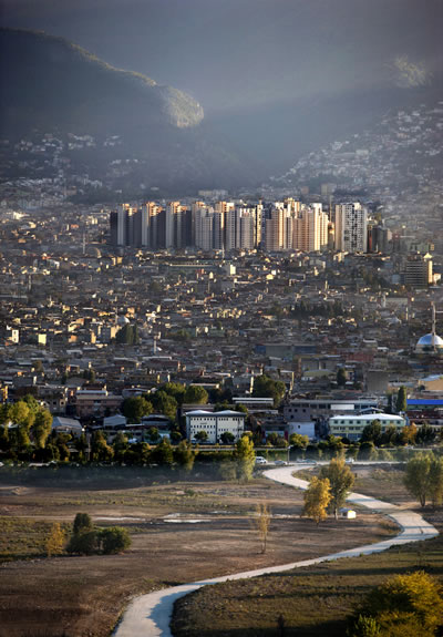 <p><strong>9c.</strong> 2011  yılında Mimarlar Odası Bursa Şubesi tarafından düzenlenen “TOKİ nin Bursa Kentine  Tokadı” konulu fotoğraf yarışmasında 3. (Erdal Yavuzak) <br />