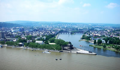 <p><strong>2.</strong> Koblenz Genel  Görünüş ve “Deutsches Eck”<br />  Fotoğraf:  D. Darby</p>