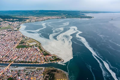 <p><strong>1.</strong> Marmara Denizi’nde görülen müsilaj  sorunu, çevrenin korunması konusunda daha köklü adımların atılması gerektiğini  gösterdi<br /> 	Fotoğraf: DHA</p>