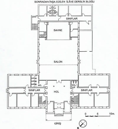 <p><strong>Plan  3.</strong> Halkevi binası ve  1950 sonrası ilave edilen derslik bloğunu gösteren plan krokisi<br />  Kaynak: <strong>Bilirkişi Raporu</strong>, 2012, s.1.</p>