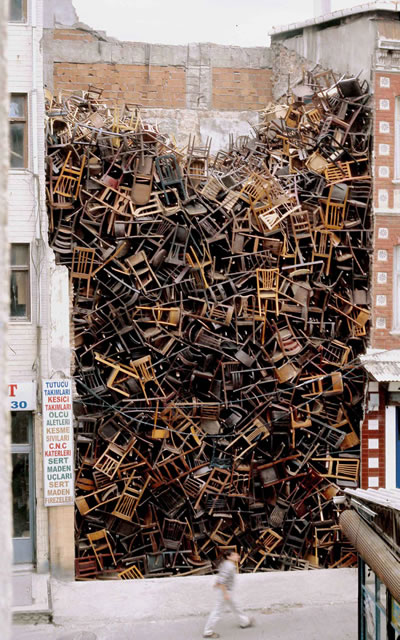 <p><strong>1. “</strong>Untitled”, Karaköy, Doris Salcedo, 2003.<strong></strong><br />Kaynak: https://plainmagazine.com/impressive-installation-1550-chairs-doris-salcedo/ [Erişim: 20.10.2022] 